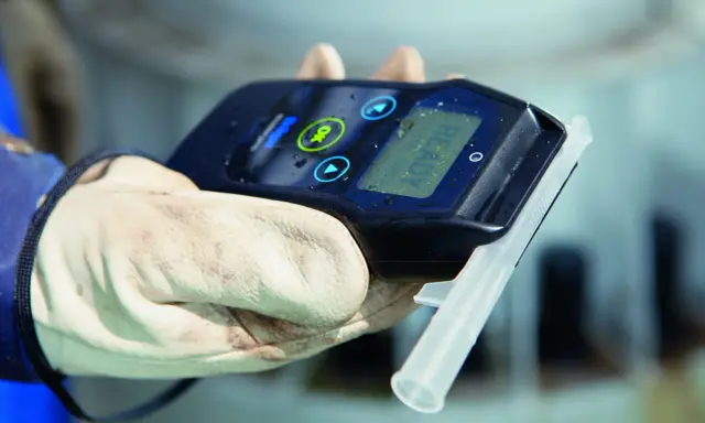 Alcoblow instrukcja: urządzenie gotowe do użycia, trzymane w rękawicy.