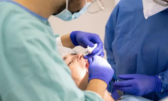 Ile kosztuje dentysta w 2026? Pełny cennik i NFZ.