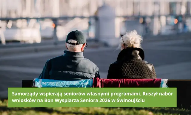Seniorzy siedzą na ławce, zastanawiając się, czy będzie bon turystyczny dla seniora. Nabór na Bon Wyspiarza Seniora 2026 w Świnoujściu.