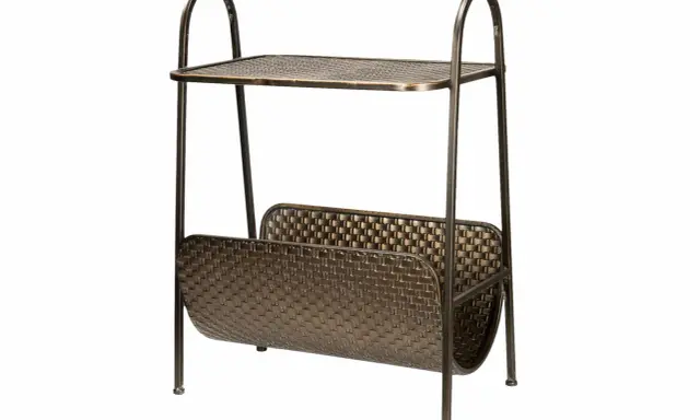 Ett elegant brickbord i mässing med två hyllplan och en tidningshållare. Perfekt för att förvara dina favoritböcker och tidningar.