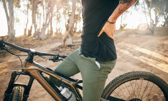 Rowerzysta odpoczywa po intensywnej jeździe. Jazda na rowerze angażuje mięśnie nóg, pośladków i brzucha.