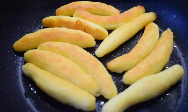 Goldbraune Schupfnudeln in der Pfanne, bereit zum Einfrieren für später.