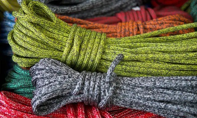 Des cordages colorés, prêts pour l'aventure. Quel cordage choisir pour votre prochaine expédition ? Vert, gris, rouge, orange, bleu... le choix est vaste.