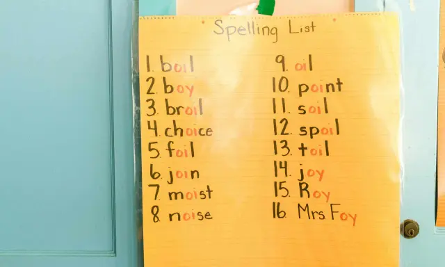 Lista słówek do nauki pisowni, zawiera słowa takie jak "boil", "joy", "oil". To **intermediate jaki to poziom** nauki angielskiego.