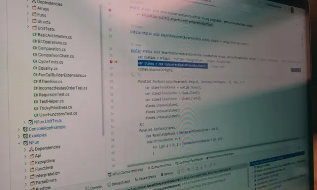 Kod C# z przykładami wyrażeń regularnych, pokazujący tworzenie i klonowanie obiektów w kontekście testów współbieżności.