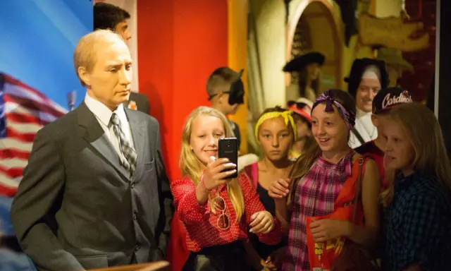 Dzieci robią selfie z woskową postacią w muzeum figur woskowych Ustka.