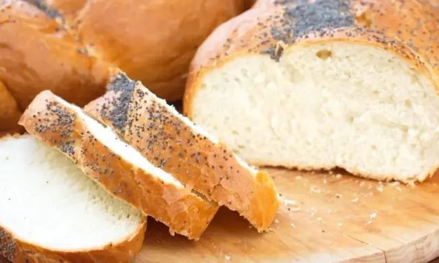 Pyszny, domowy chleb z makiem, idealny do każdego posiłku. Ten przepis na chleb jest prosty i szybki.