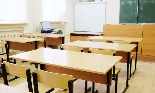 Puste ławki i krzesła w klasie, gdzie kiedyś siedzieli uczniowie. Jakie przedmioty odchodzą w 7 klasie? Może już nie będzie lekcji o tym, co jest na zdjęciu.