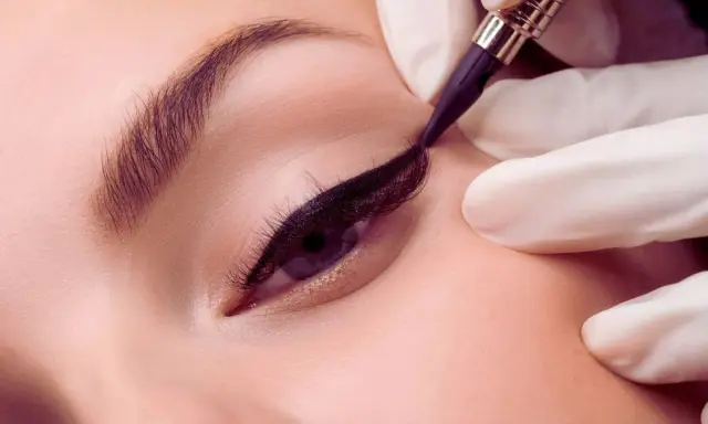 Application d'un eye liner permanent. Le processus de maquillage permanent, incluant la cicatrisation, pour un regard intense.
