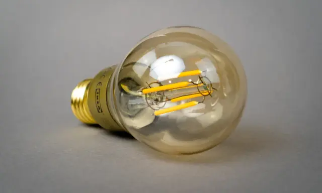 Energooszczędna żarówka LED z widocznymi elementami świetlnymi, idealna do stworzenia przytulnej atmosfery.