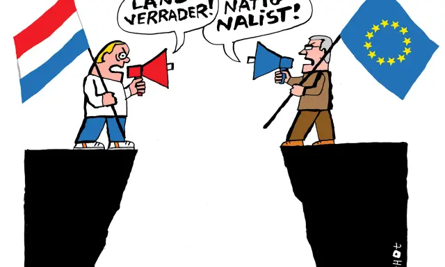 Twee mannen met megafoons, de één met Nederlandse vlag, de ander met EU-vlag, staan op kliffen. Ze schreeuwen naar elkaar: "Landverrader!" en "Nationalist!". Dit illustreert affectieve polarisatie.