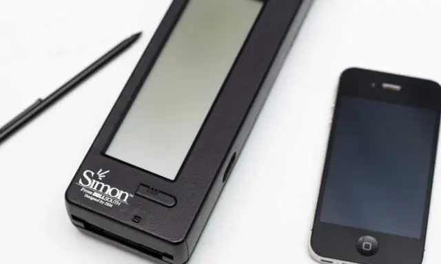 Pierwszy telefon dotykowy Simon obok nowoczesnego smartfona. Stylus leży obok.
