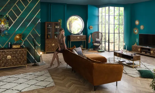 Elegante Art-déco-Innenarchitektur mit smaragdgrünen Wänden, geometrischen Mustern und luxuriösen Möbeln.