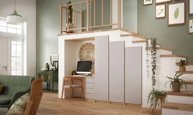 Bureau intégré sous l'escalier, avec plantes retombantes et cadre en bois. Une belle idee deco cage escalier.