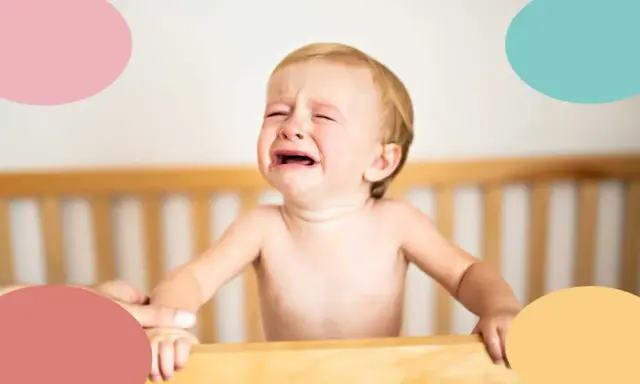 Un bebé de 11 meses llora desconsoladamente en su cuna. Parece que el sueño no llega y está muy molesto.