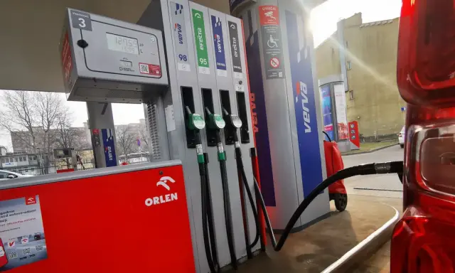 Na stacji Orlen kupisz paliwo, napoje i przekąski. Wygodnie zapłacisz aplikacją Orlen Vitay.