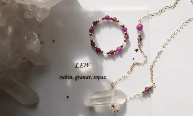 Biżuteria dla Lwa: rubin, granat, topaz. Delikatny naszyjnik i bransoletka z kryształem górskim.