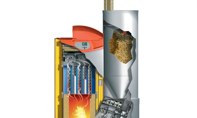 Corte transversal de una **instalación de caldera de biomasa** mostrando el depósito de pellets, el sistema de alimentación y la cámara de combustión con llamas.