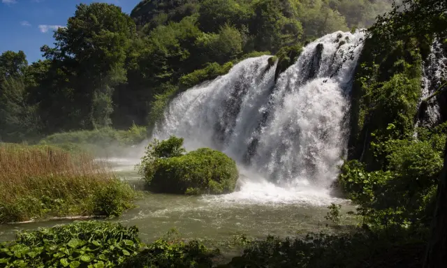 Cascata maestosa, un vero spettacolo per chi ama i sentieri tra le cascate più belle. Vegetazione lussureggiante e acqua impetuosa.