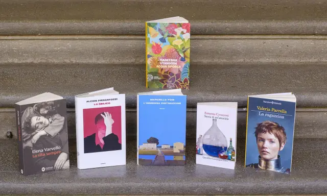Libri in mostra, tra cui "La vita sempre" e "La ragazzina", candidati ai premi letterari più importanti.