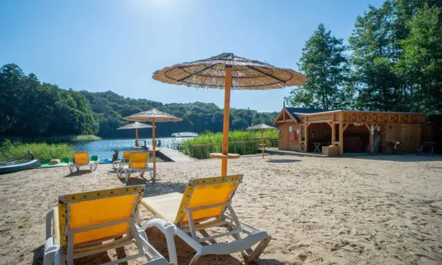 Piękna plaża z leżakami i parasolami, drewniana sauna i jezioro. Idealne miejsce na relaks, to najlepsza agroturystyka w Polsce.
