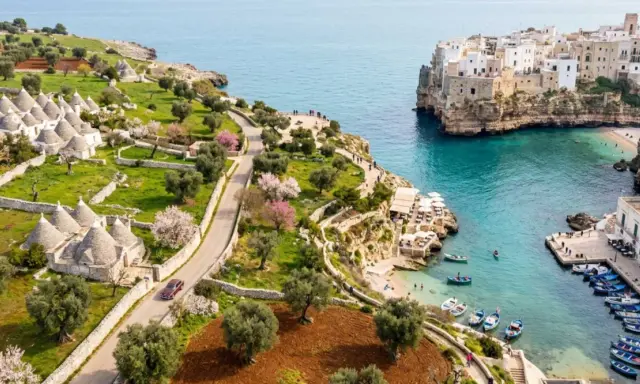 Un tour Puglia 3 giorni tra trulli, ulivi e il mare cristallino di Polignano a Mare.