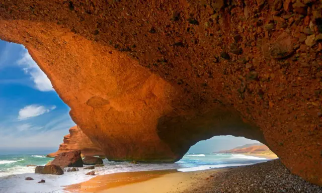 Podczas zwiedzania Agadiru, koniecznie zobacz skalne łuki na plaży Legzira. To niesamowite formacje skalne nad oceanem.