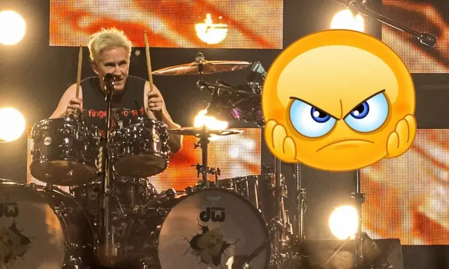 Taylor Hawkins, Foo Fighters trummis, bakom sitt trumset. En arg emoji täcker en del av bilden.