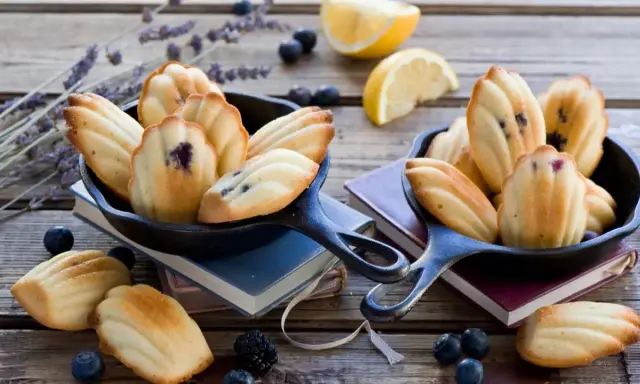 Délicieux biscuits madeleine au thermomix, parsemés de myrtilles et de lavande.