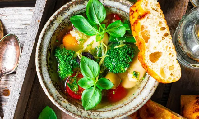 Herzhaftes Minestrone Rezept mit frischem Gemüse, Kräutern und knusprigem Brot.