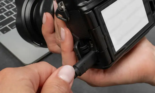 Jak przesłać zdjęcia z aparatu na telefon? Szybko i bez kabli!