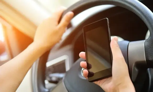 Telefon za kierownicą: 500 zł, 12 pkt. karnych? Uniknij kary!