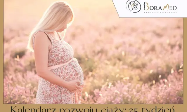 Kobieta w kwiecistej sukience, w 35 tygodniu ciąży, delikatnie dotyka brzucha na tle kwitnącej łąki.