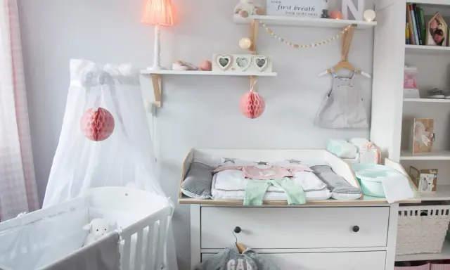 Eine liebevoll eingerichtete Hemnes Wickelkommode mit Babykleidung, Spielzeug und Deko.