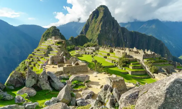 Machu Picchu, jedna z największych atrakcji Ameryki Południowej, wznosi się na tle gór.