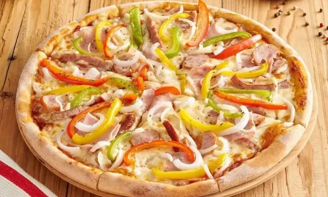 Ile kosztuje pizza? Ceny w popularnych restauracjach i promocje