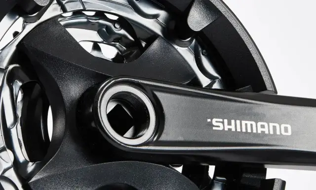 Czarne korby rowerowe Shimano, gotowe do montażu. Wybór między Sram vs Shimano to odwieczna dyskusja rowerzystów.