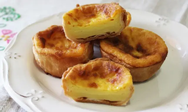 Pastel de arroz con relleno cremoso y masa hojaldrada, un bocado delicioso.