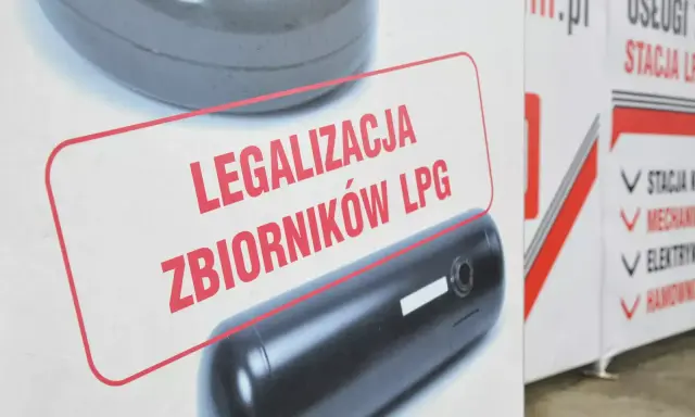 Zbiornik LPG z napisem "Legalizacja zbiorników LPG" na tle innego zbiornika.