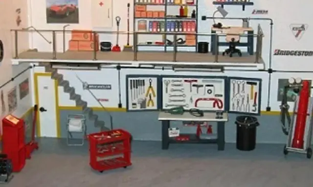 Un taller listo para organizar. Herramientas, estanterías y un coche en miniatura.