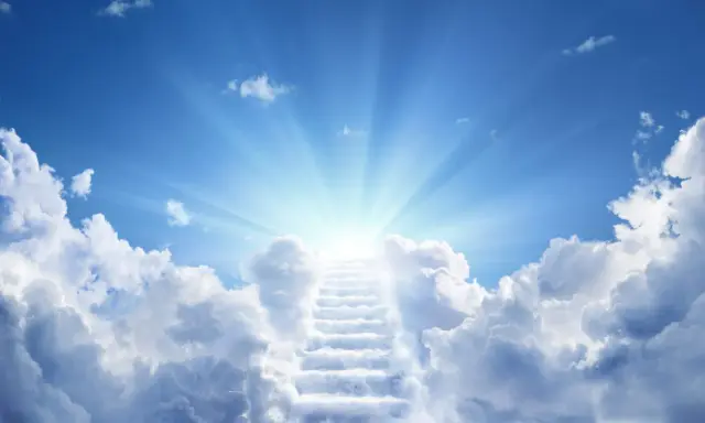 Eine Treppe aus Wolken führt zum strahlenden Licht des Himmels, ein Symbol für jungfrauen im Paradies.