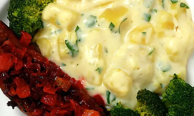 En tallrik med isterband, potatisgratäng och broccoli. Perfekt för ett gott isterband recept.