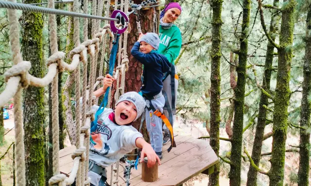 Radosne dzieci i mama na linach w lesie. Niezapomniane teneryfa atrakcje dla dzieci, pełne śmiechu i przygód.