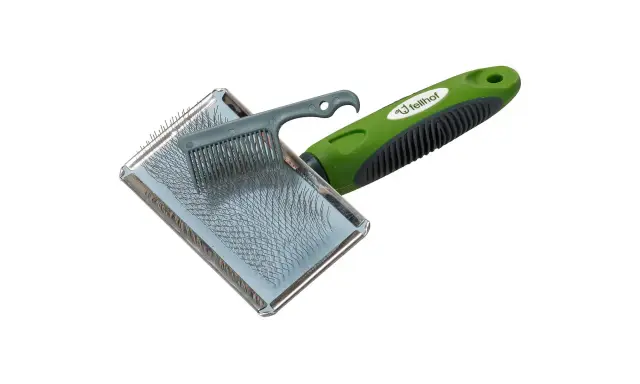 Bürste mit grünem Griff für die Fellpflege. Ideal, um das Lammfell zu pflegen und Verfilzungen zu lösen.