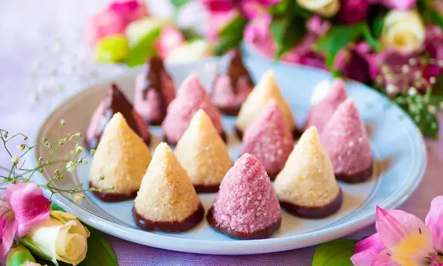 Konformade kokosbollar, några doppade i choklad, andra i rosa strössel. Perfekt för att baka utan ugn en solig dag.
