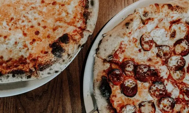 Jak odgrzać pizzę w mikrofali, by była chrupiąca? Sprawdź!