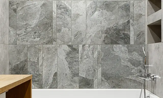 Schemi posa piastrelle 60x120 bagno: un elegante rivestimento in gres effetto marmo grigio crea un'atmosfera moderna e rilassante.