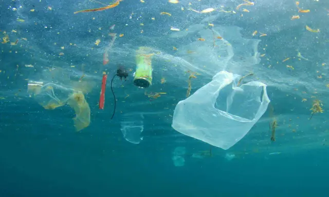 Sacchetti di plastica e rifiuti galleggiano nell'oceano, un triste promemoria che ci sono 5 modi per salvare il mare.