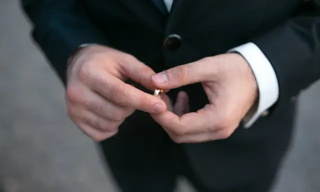Na jakiej ręce nosi się obrączkę? Tradycje i znaczenie w Polsce