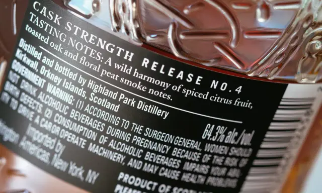 Etykieta Highland Park Cask Strength Release No. 4, z nutami dymu torfowego i cytrusów, destylowana w Kirkwall, Szkocja.